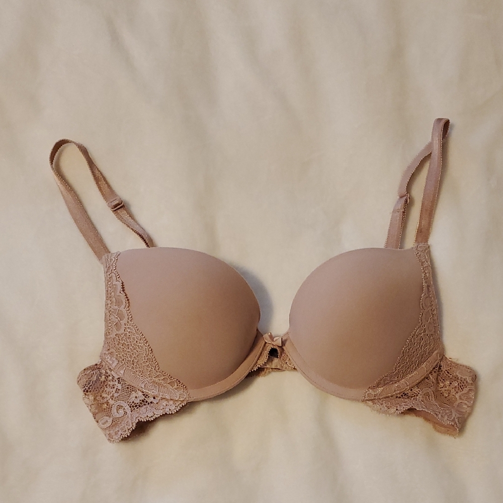 Victoria's Secret Lace Trimmed Underwire Push Up Bra in Blush, 34A